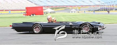 世界上最“扁”的汽車 躺著開！