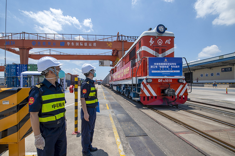 2022年6月29日，浙江金華，中老鐵路國際貨運(yùn)列車浙江號“鐵路快通”首趟專列經(jīng)海關(guān)監(jiān)管后，從浙江省鐵路金華南站鳴笛啟程，經(jīng)磨憨口岸駛向老撾萬象。