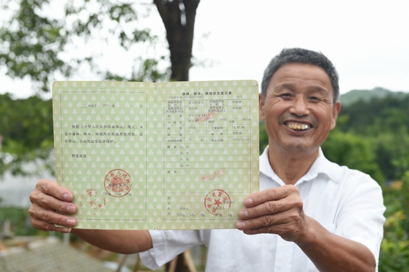 2017年6月13日，福建武平縣萬安鎮(zhèn)捷文村村民李桂林展示林權(quán)改革后領(lǐng)到的全國第一本新式林權(quán)證。