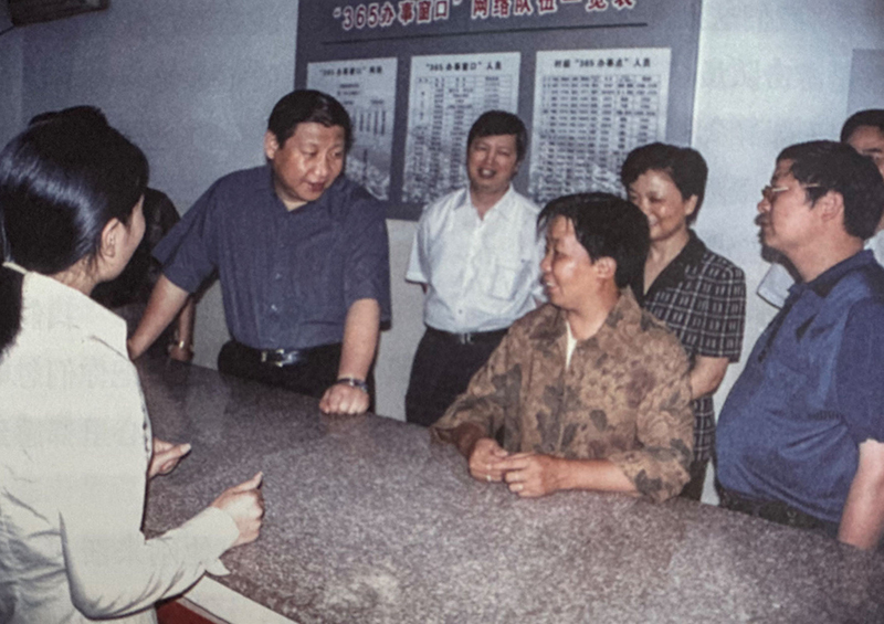 2003年6月，習近平在浙江金華市磐安縣新渥鎮(zhèn)“365辦事窗口”調(diào)研。