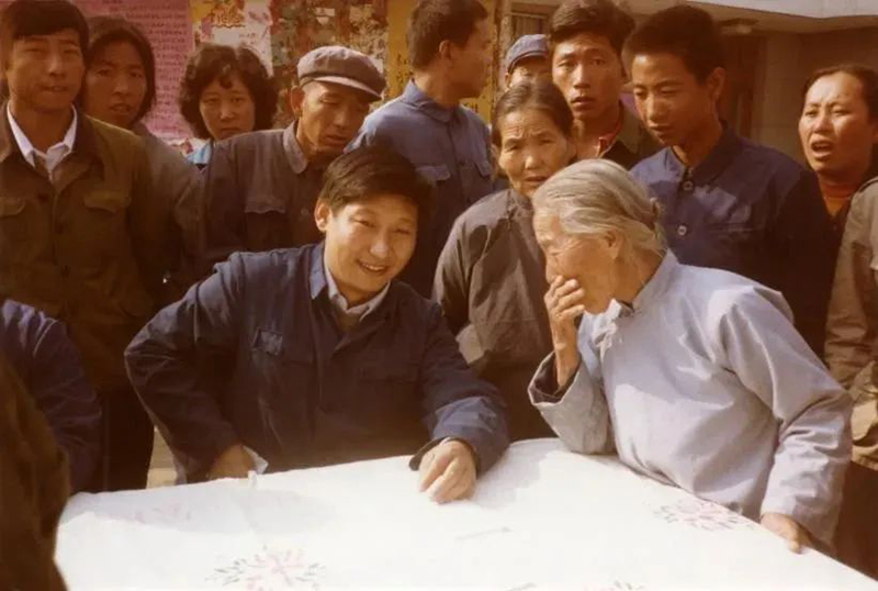 1983年，時任河北正定縣委書記的習近平，臨時在大街上擺桌子聽取老百姓意見。