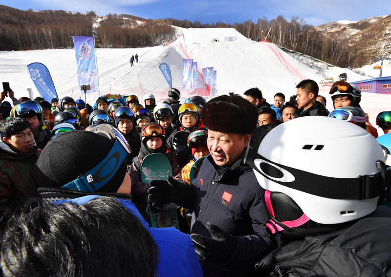 2017年1月23日，習(xí)近平總書記在云頂滑雪場(chǎng)同正在集訓(xùn)的國(guó)家滑雪隊(duì)運(yùn)動(dòng)員及滑雪愛好者親切交談。
