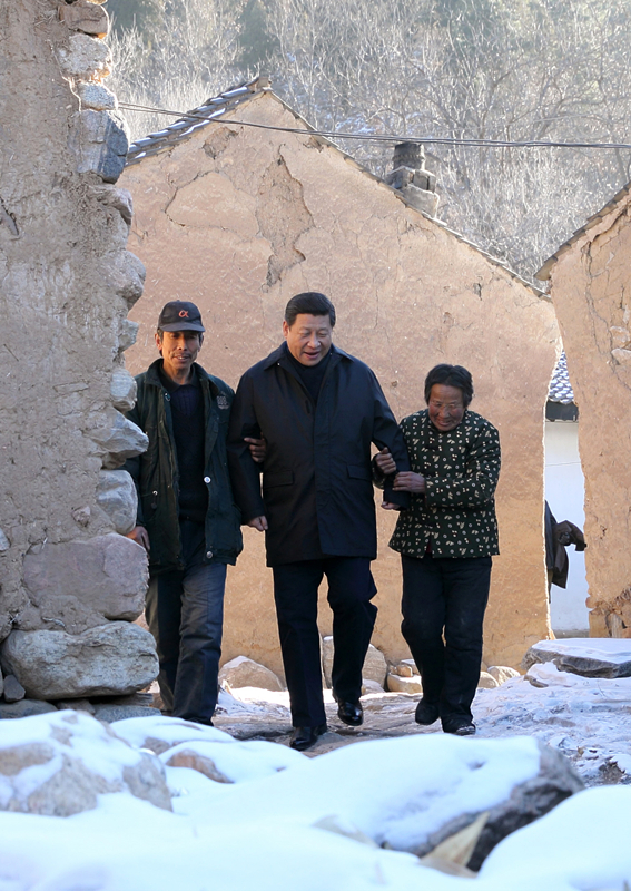 2012年12月30日，習(xí)近平總書記來(lái)到地處深山的河北阜平駱駝灣村，走進(jìn)困難群眾唐宗秀家慰問(wèn)看望。