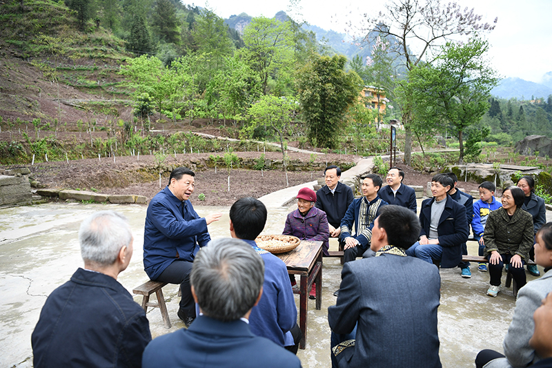 2019年4月15日，習(xí)近平總書記在重慶石柱土家族自治縣中益鄉(xiāng)華溪村同村民代表、基層干部、扶貧干部、鄉(xiāng)村醫(yī)生等圍坐在一起，共話脫貧攻堅。
