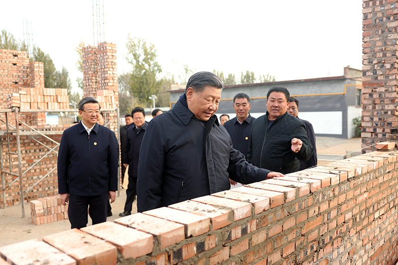 2023年11月10日，習(xí)近平總書記在河北保定涿州市刁窩鎮(zhèn)萬全莊村房屋重建施工現(xiàn)場考察。