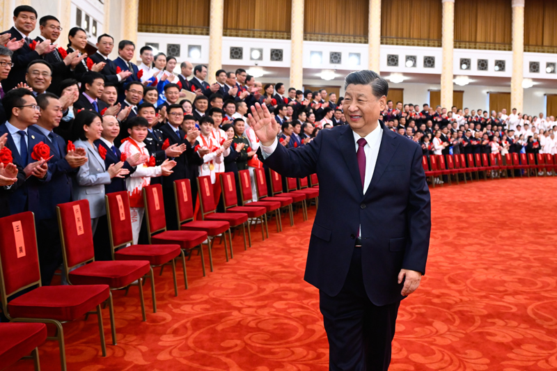 2022年4月8日，北京冬奧會、冬殘奧會總結(jié)表彰大會在北京人民大會堂隆重舉行。會前，習(xí)近平等會見北京冬奧會、冬殘奧會突出貢獻(xiàn)集體代表、突出貢獻(xiàn)個人和中國體育代表團(tuán)成員。