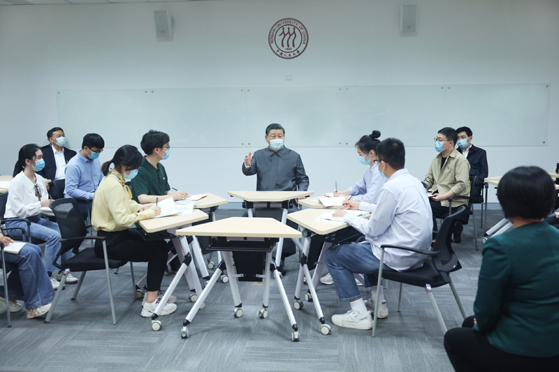 2022年4月25日，習(xí)近平總書記來到中國(guó)人民大學(xué)考察調(diào)研。這是總書記在立德樓觀摩思政課智慧教室現(xiàn)場(chǎng)教學(xué)并參與討論。