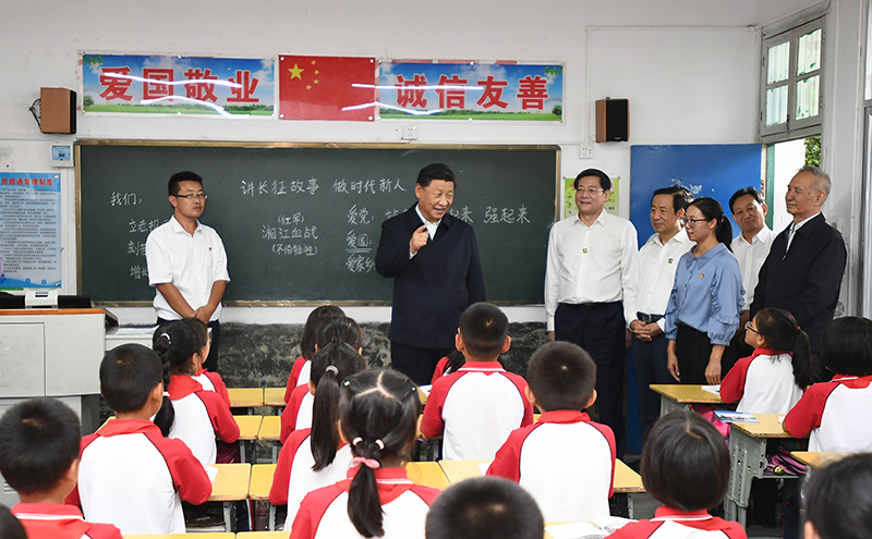 2020年9月16日，習(xí)近平總書記在湖南省郴州市汝城縣文明瑤族鄉(xiāng)第一片小學(xué)，同正在上思政課的同學(xué)們親切交流。