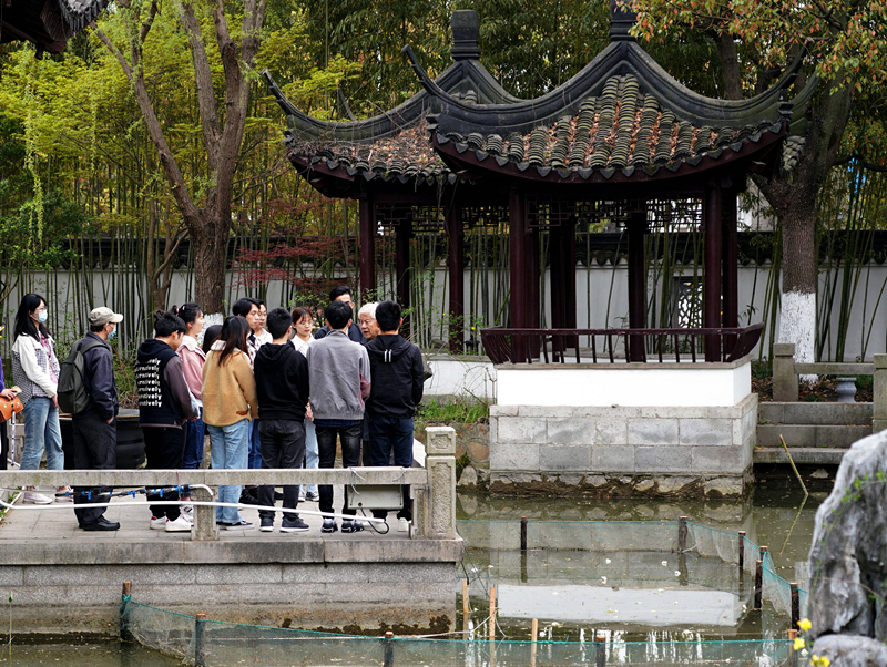 2021年3月30日，在上海交通大學(xué)南蘇園的“微型洱海”旁，孔海南教授為學(xué)生們打造“沉浸式”思政課。