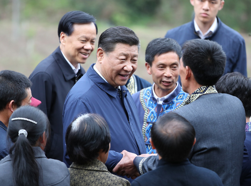 2019年4月15日至17日，中共中央總書(shū)記、國(guó)家主席、中央軍委主席習(xí)近平在重慶考察，并主持召開(kāi)解決“兩不愁三保障”突出問(wèn)題座談會(huì)。這是4月15日下午，習(xí)近平在石柱土家族自治縣中益鄉(xiāng)華溪村同村民親切交流。新華社記者 丁海濤 攝