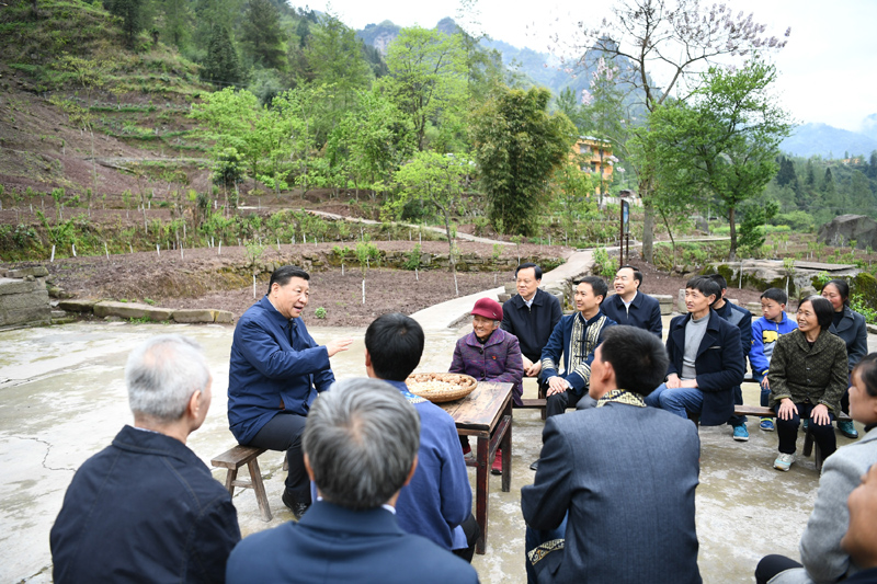 2019年4月15日至17日，中共中央總書(shū)記、國(guó)家主席、中央軍委主席習(xí)近平在重慶考察，并主持召開(kāi)解決“兩不愁三保障”突出問(wèn)題座談會(huì)。這是4月15日下午，習(xí)近平在石柱土家族自治縣中益鄉(xiāng)華溪村同村民代表、基層干部、扶貧干部、鄉(xiāng)村醫(yī)生等圍坐在一起，共話脫貧攻堅(jiān)。新華社記者 謝環(huán)馳 攝