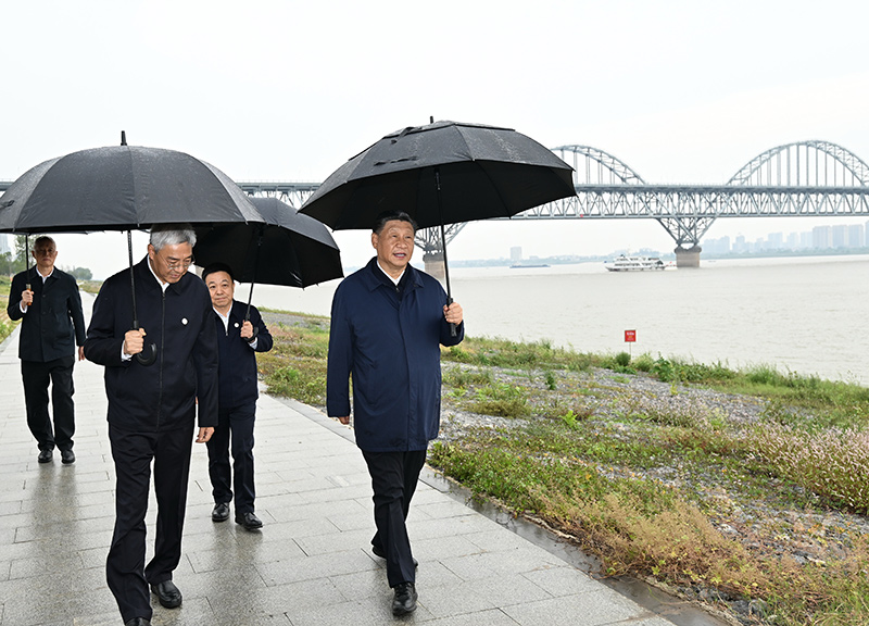 2023年10月10日至13日，中共中央總書記、國家主席、中央軍委主席習(xí)近平在江西考察。這是10日下午，習(xí)近平在長江國家文化公園九江城區(qū)段考察時，冒雨沿江堤步行察看沿岸風(fēng)貌。新華社記者 謝環(huán)馳 攝