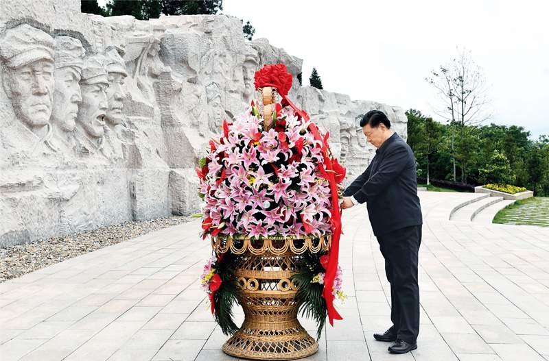 2021年4月25日至27日，中共中央總書記、國家主席、中央軍委主席習(xí)近平在廣西考察。這是25日上午，習(xí)近平在位于桂林市全州縣的紅軍長征湘江戰(zhàn)役紀(jì)念園，向湘江戰(zhàn)役紅軍烈士敬獻花籃。 新華社記者 謝環(huán)馳/攝