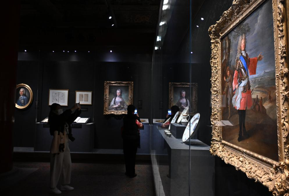 4月1日，作為中法文化旅游年的重要項目，“紫禁城與凡爾賽宮——17、18世紀(jì)的中法交往”展覽在故宮文華殿開幕。圖為觀眾當(dāng)天參觀展覽。新華社記者 金良快 攝