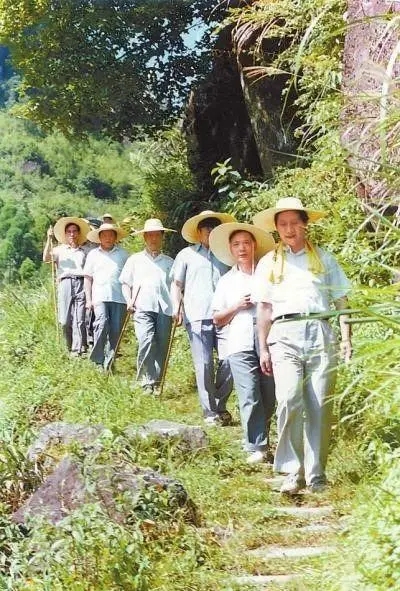 1989年7月，習(xí)近平在壽寧縣山村。