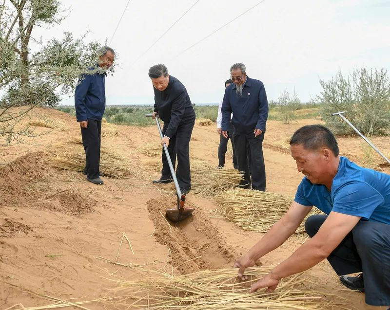 2019年8月21日，習(xí)近平來(lái)到甘肅省武威市古浪縣八步沙林場(chǎng)，實(shí)地察看當(dāng)?shù)刂紊吃炝?、生態(tài)保護(hù)等情況。新華社記者 謝環(huán)馳 攝