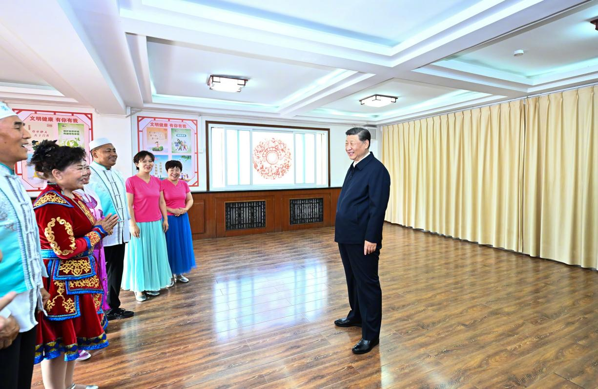 6月19日下午，習(xí)近平總書(shū)記在銀川市金鳳區(qū)長(zhǎng)城花園社區(qū)活動(dòng)室考察時(shí)，同社區(qū)居民親切交流。