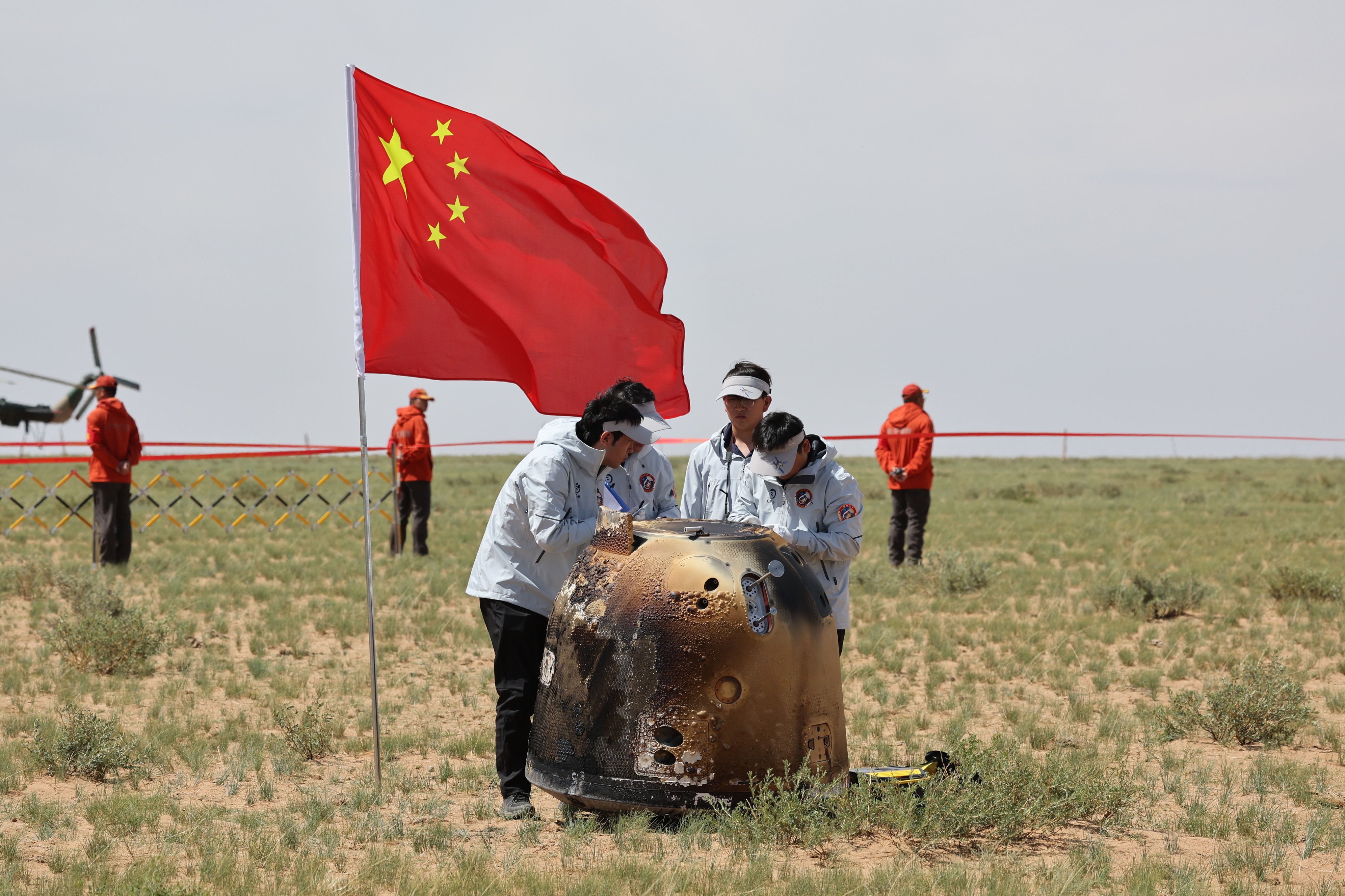 6月25日拍攝的嫦娥六號返回器回收現(xiàn)場。