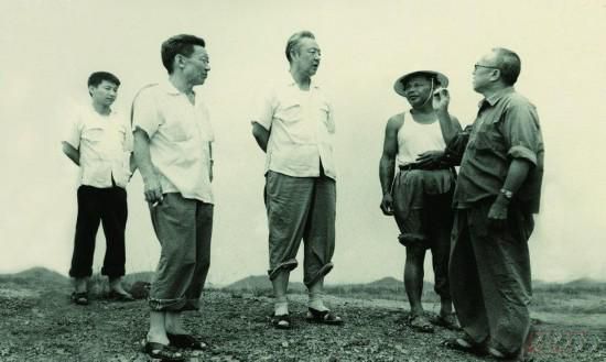 1978年8月，習(xí)仲勛（左三）在廣東惠陽農(nóng)村調(diào)研。在清華大學(xué)讀書的習(xí)近平（左一）利用暑假時(shí)間參加社會(huì)實(shí)踐，隨同父親一起下鄉(xiāng)。