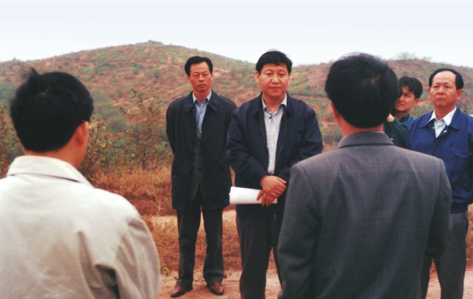 1999年11月，習(xí)近平在龍巖市長(zhǎng)汀縣河田水土流失治理區(qū)調(diào)研。圖源：《習(xí)近平在福建（下）》