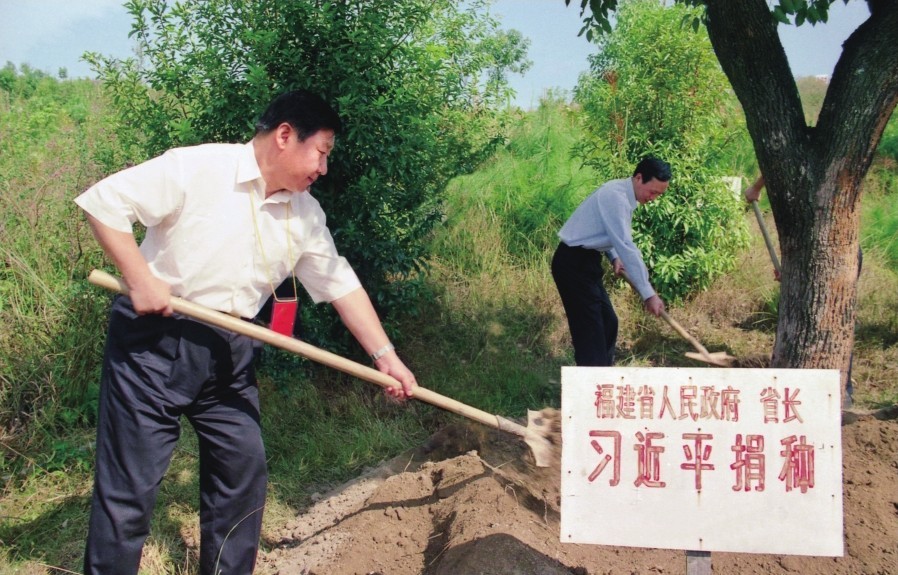 2001年10月，習(xí)近平在龍巖市長(zhǎng)汀縣調(diào)研水土流失治理工作，在河田世紀(jì)生態(tài)園為樹(shù)培土。圖源：《習(xí)近平在福建（下）》
