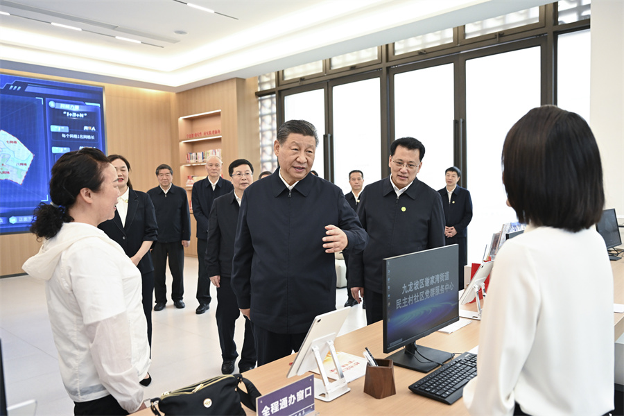 2024年4月22日至24日，中共中央總書記、國家主席、中央軍委主席習近平在重慶考察。這是22日下午，習近平在九龍坡區(qū)謝家灣街道民主村社區(qū)考察。新華社記者 謝環(huán)馳 攝