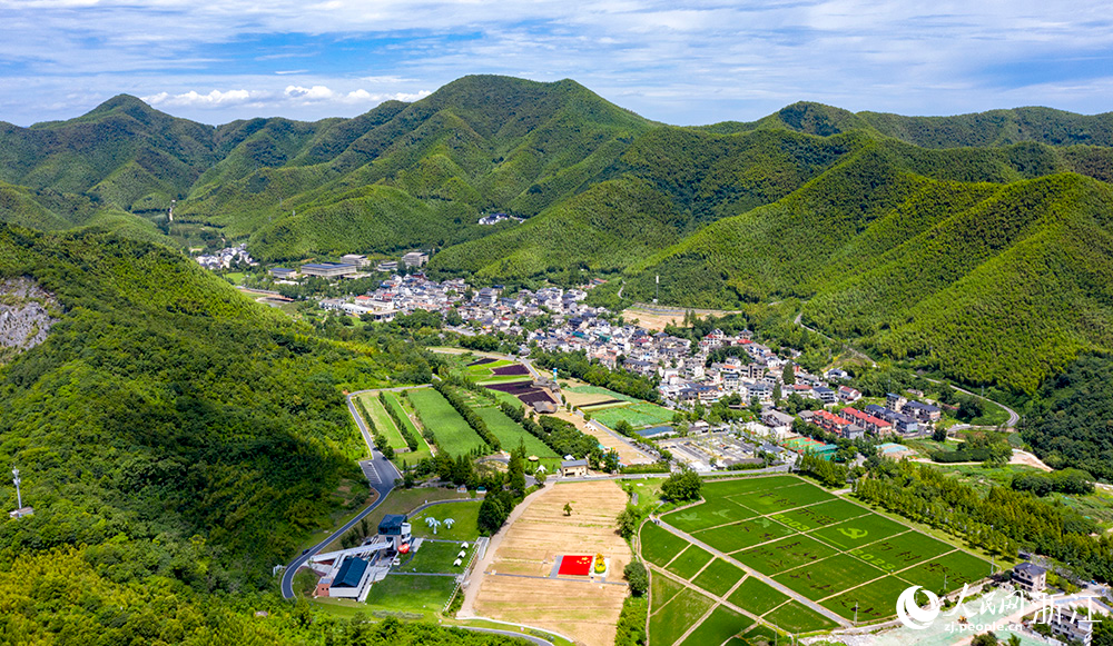 俯瞰余村全貌。人民網(wǎng) 章勇濤 攝