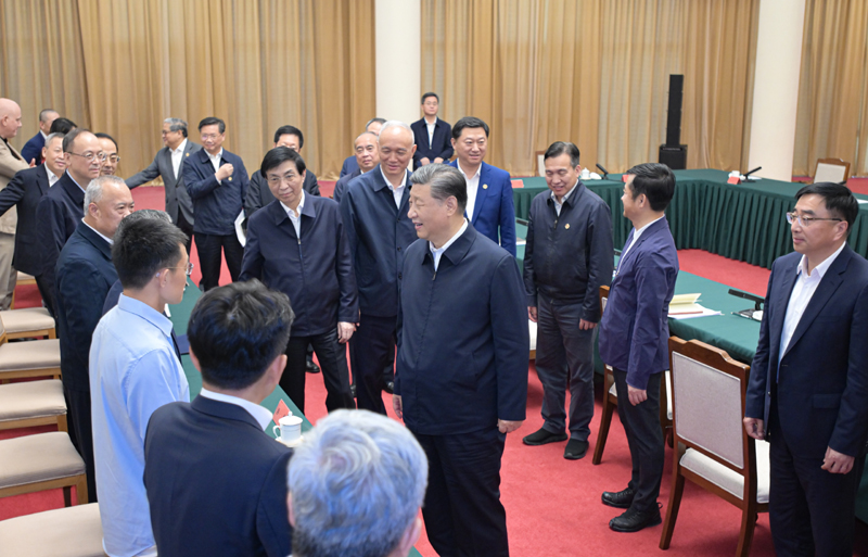 2024年5月23日，習近平總書記在山東省濟南市主持召開企業(yè)和專家座談會并發(fā)表重要講話。這是總書記同參會的企業(yè)和專家代表親切交流。