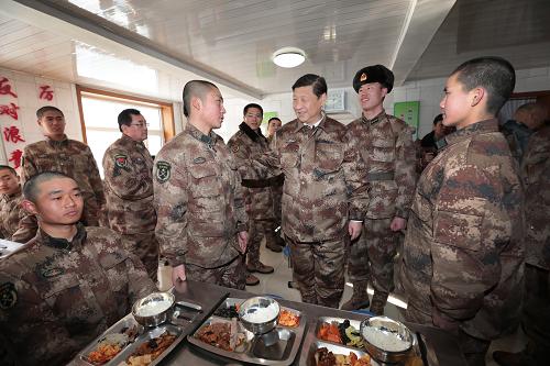 2014年1月26日中午，習(xí)近平來(lái)到連隊(duì)食堂，同戰(zhàn)士們一起用餐。新華社記者 李剛 攝