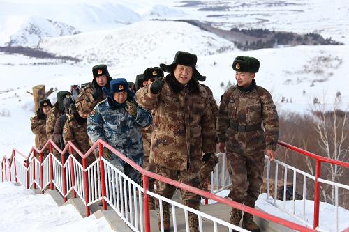  2014年1月26日上午，習(xí)近平來(lái)到內(nèi)蒙古邊防某團(tuán)三角山哨所，看望正在執(zhí)勤的戰(zhàn)士。新華社記者 李剛 攝